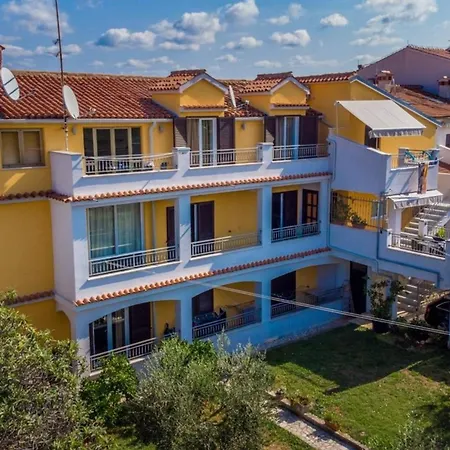 Fuer 7 Personen Ca 100 Qm In Rovinj, Istrien Istrische Riviera Apartment *